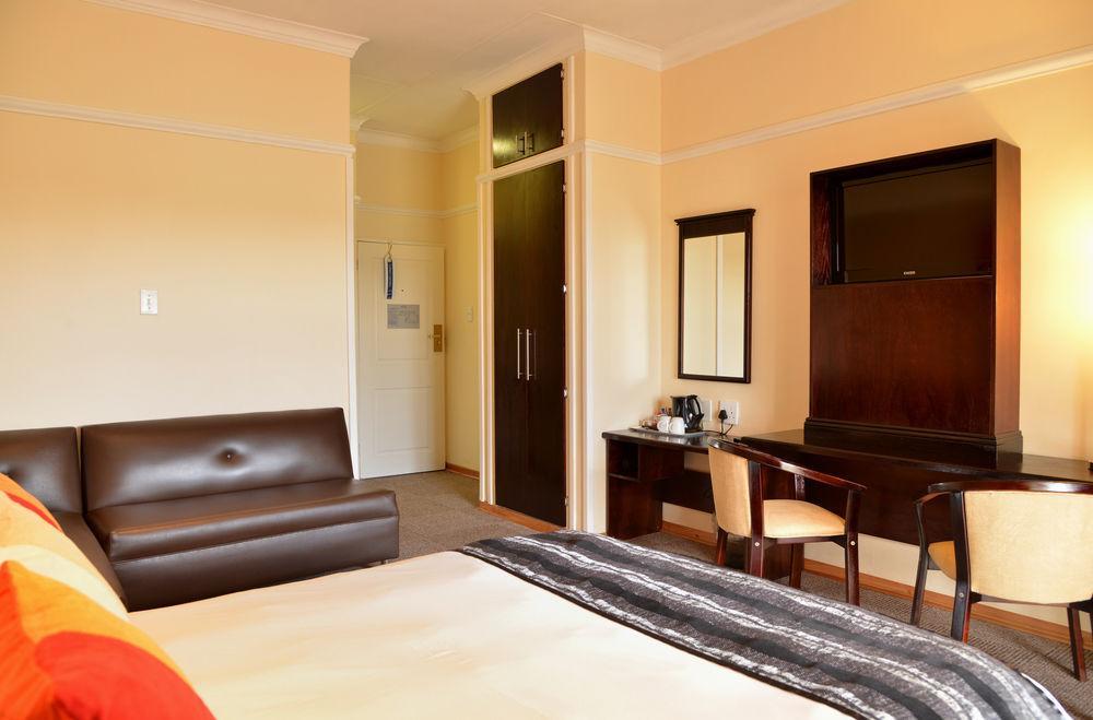Protea Hotel By Marriott Клерксдорп Екстер'єр фото